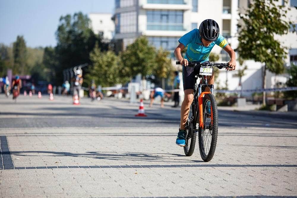 140 de bătăi pe minut: Copiii care fac sport sunt mai fericiți