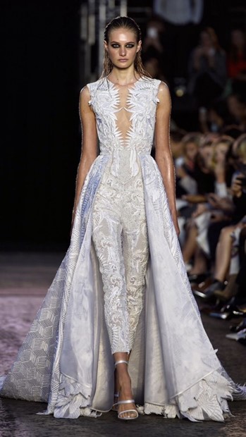 ชุดที่มีลายเด่นและเนื้อผ้าหลากหลายมิติ 