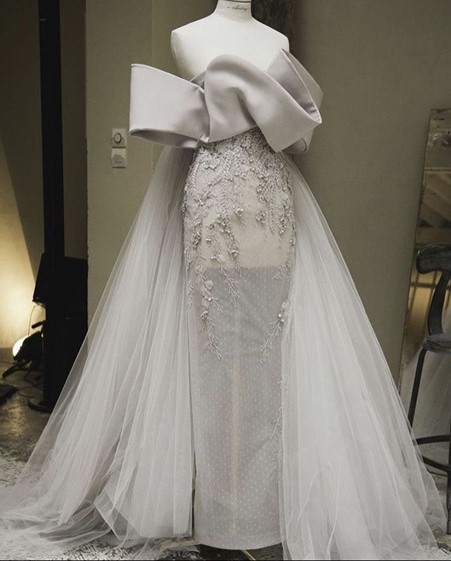 ชุดที่มีลายเด่นและเนื้อผ้าหลากหลายมิติ 