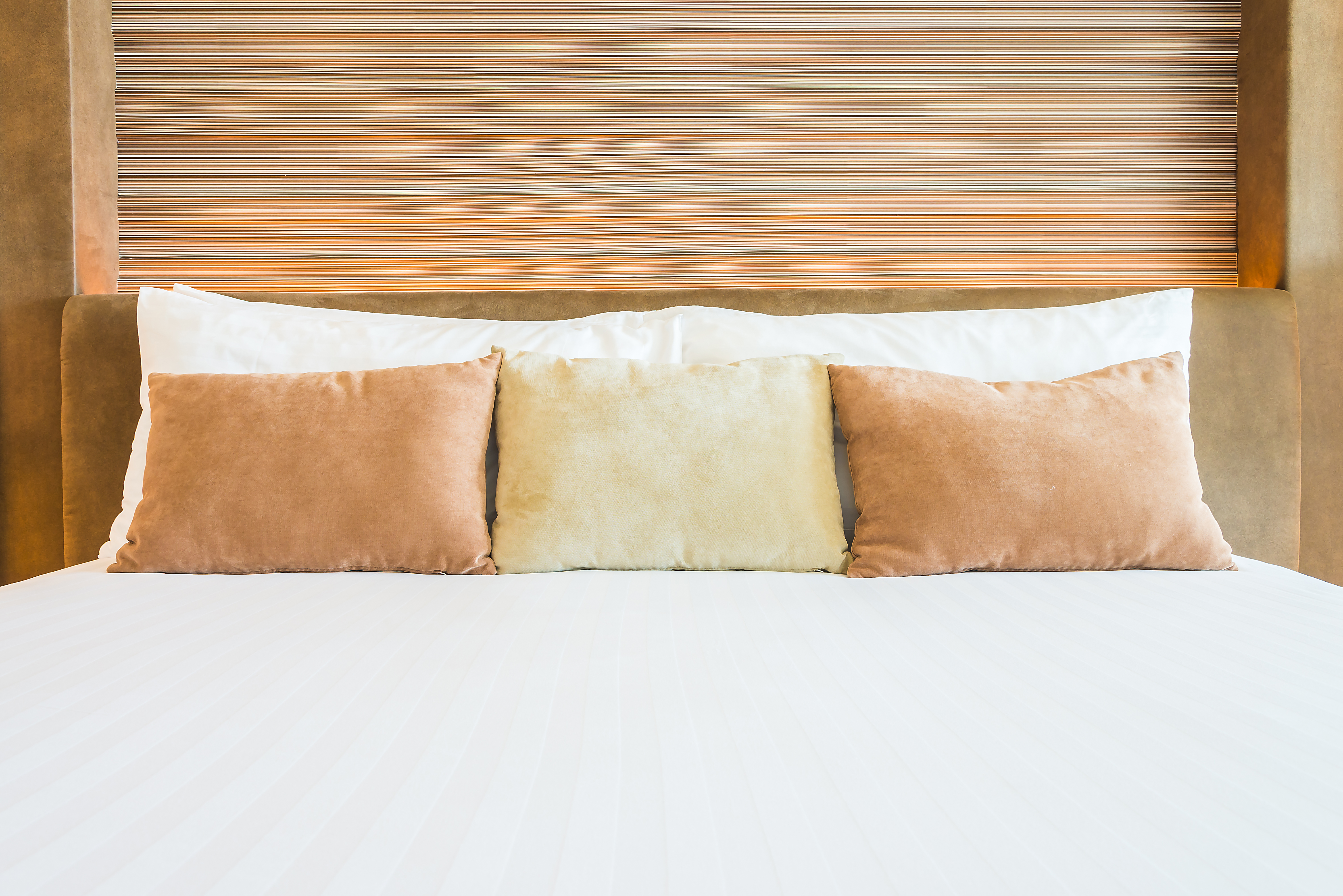 สำหรับครอบครัวที่นอน 2 คนหรือมีลูกน้อยมาร่วมเตียงบ้างในบางคืน ที่นอน King Size จะช่วยให้ทุกคนมีพื้นที่ส่วนตัวมากขึ้น ไม่ต้องกังวลเรื่องเบียดเสียดหรือตื่นเพราะลูกน้อยขยับตัวบ่อย ที่สำคัญยังช่วยลดปัญหาการปวดเมื่อยจากการนอนในท่าที่ไม่สบายได้ด้วยค่ะ