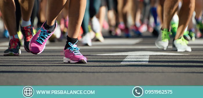 การเลือกรองเท้าที่เหมาะสมสำหรับการวิ่งมาราธอนครั้งแรกและความสำคัญของแผ่นรองเท้าพิเศษเฉพาะบุคคลสำหรับผู้ที่มีเท้าแบนที่สามารถช่วยลดการบาดเจ็บจากการวิ่งเป็นระยะไกล