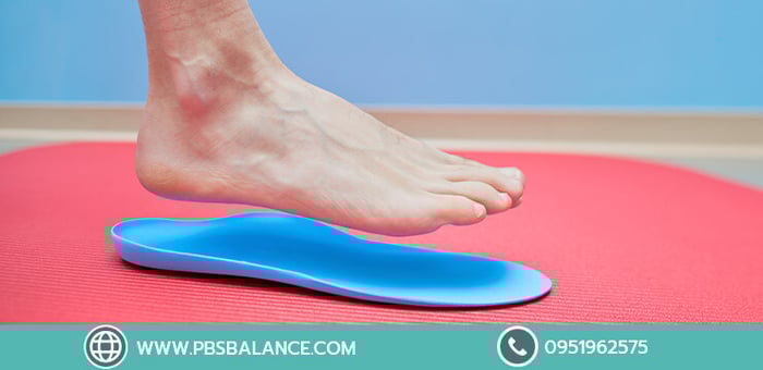 แผ่นรองเท้าพิเศษเฉพาะบุคคลช่วยลดอาการปวดฝ่าเท้าและป้องกันอาการรุนแรงจากโรครองช้ำได้อย่างไร