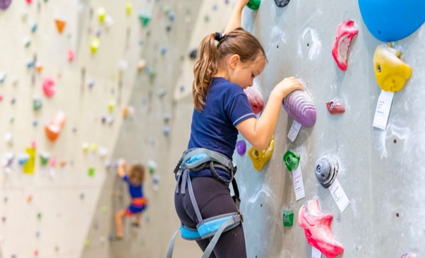 ปีนผาจำลองเหมาะสำหรับเด็กหรือไม่? คำแนะนำสำหรับผู้ปกครอง