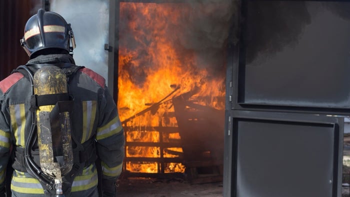 ทำไมเปิดประตูแล้วไฟพุ่ง? เรียนรู้ Backdraft กับการออกแบบภายใน | Perdsagard