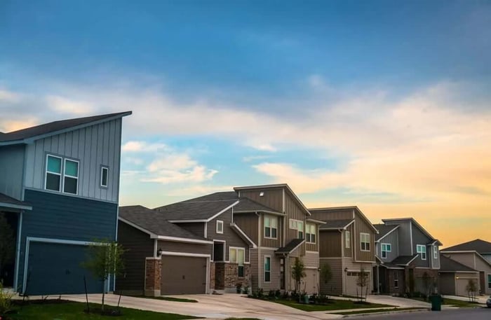 Moving in the TX Heat? Learn Why a Storage Unit is Easier