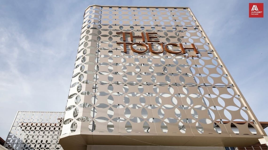 Beyond Beauty : ตกแต่งคลินิกให้ฟาซาดที่ “ทำงานแทนแบรนด์”