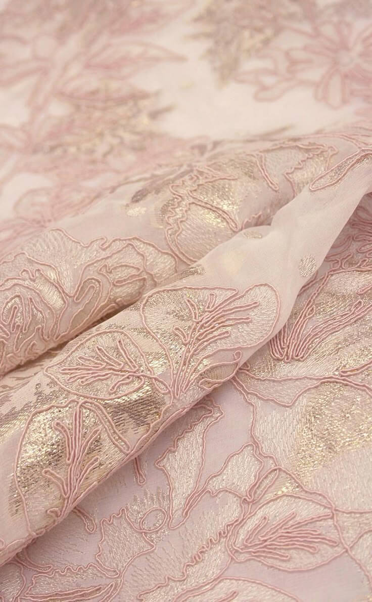 ผ้าแต่ละชนิดบอกบุคลิกของผู้สวมใส่อย่างไร? เข้าใจภาษาของเนื้อผ้า เพื่อเลือกเสื้อผ้าที่สะท้อนตัวตนอย่างมีสไตล์