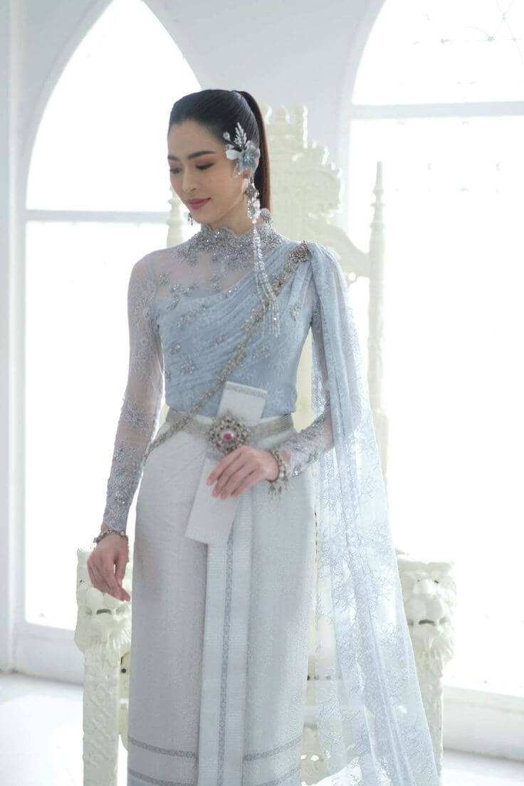 Chantilly Lace – The Allure of French Lace in Modern Fashion