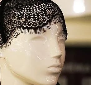 Chantilly Lace มีการออกแบบลูกไม้ที่ละเอียดอ่อน ลูกไม้เย็บบนเส้นตาข่าย แต่เดิมสีของเส้นไหมที่ใช้ส่วนใหญ่เป็นสีดำ แต่ลูกไม้แชนทิลลีสมัยใหม่มีหลายสีให้เลือก