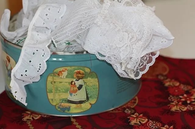 Edging lace คือขอบลูกไม้ใช้ตกเเต่งขอบเสื้อผ้า เช่น ขอบลูกไม้ฝรั่งเศสจะมีร่องไว้สำหรับเย็บต่อกับตัวผ้า