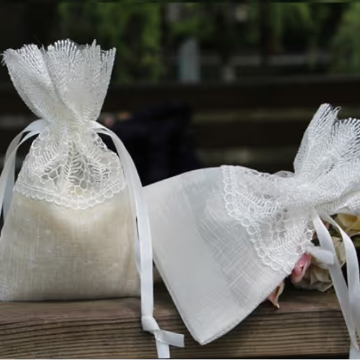 แต่ความสวยงามของกล่องบรรจุภัณฑ์ไม่ได้มีเพียงแค่ด้านในเท่านั้น แต่ยังต้องพิจารณาถึงคุณภาพของวัสดุและการออกแบบในส่วนของภายนอกให้ดูสวยงามหรูหราด้วยเช่นกัน