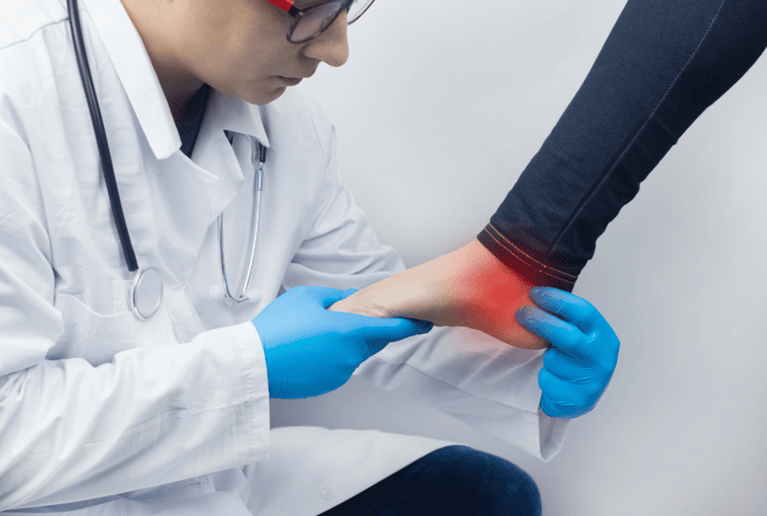 นักกายภาพบำบัด คือ บุคลากรทางการแพทย์ผู้เชี่ยวชาญในการออกแบบรูปแบบการฟื้นฟูสมรรถภาพ ดังนั้นโดยพื้นฐานแล้วนักกายภาพบำบัดจะไม่ใช่ผู้ผลิดและออกแบบกายอุปกรณ์