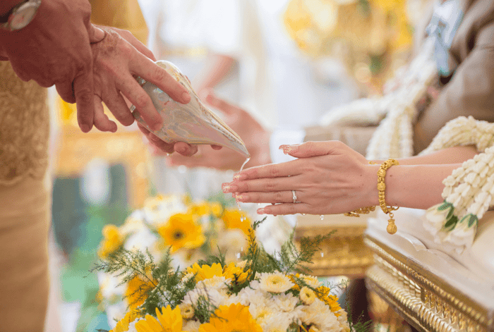 พิธีแต่งงานแบบไทย ไม่ใช่แค่ “พิธี” — แต่มันคือช่วงเวลาที่อบอุ่น ลึกซึ้ง และงดงามแบบที่คำพูดอธิบายไม่หมดจริงๆ ค่ะ