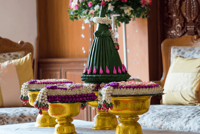 เจ้าบ่าวจะยกขบวนไปหาเจ้าสาว มีทั้งกลองยาว ดนตรี เต้นรำ และด่านประตูเงินประตูทองที่สร้างเสียงหัวเราะได้เสมอ