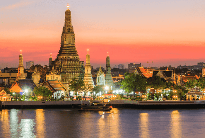 ทิวทัศน์วัดและแม่น้ำเจ้าพระยาอันสวยงามในประเทศไทย