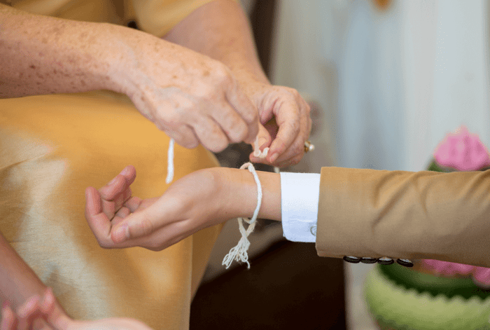 แต่ก่อนจะจองตั๋วเครื่องบินหรือเลือกดอกไม้ ก็มาดู 5 ข้อที่พี่ก้อยอยากบอกไว้ก่อนค่ะ — เพื่อให้การเตรียมงานแต่งงานของคุณ ง่ายขึ้น สนุกขึ้น และน่ารักขึ้นเยอะเลย ✨