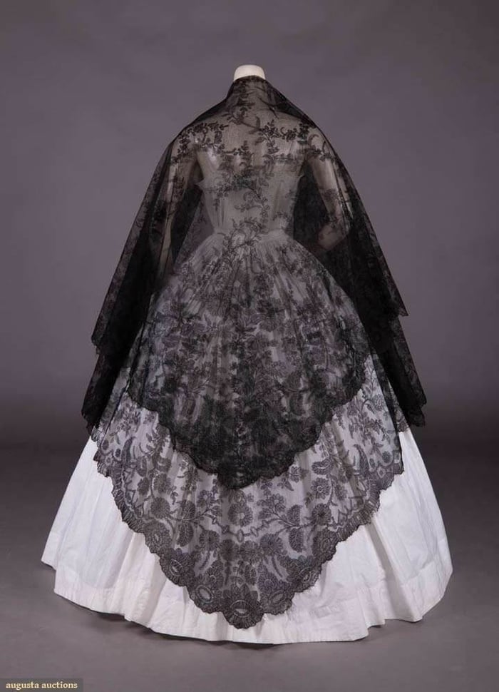 Chantilly Lace เสน่ห์ของผ้าลูกไม้ฝรั่งเศส กับแฟชั่นยุคใหม่