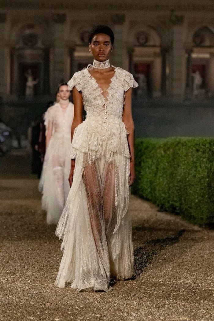 Chantilly Lace – The Allure of French Lace in Modern Fashion