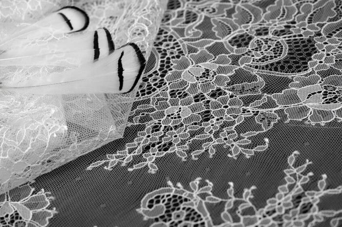 Chantilly Lace เสน่ห์ของผ้าลูกไม้ฝรั่งเศส กับแฟชั่นยุคใหม่