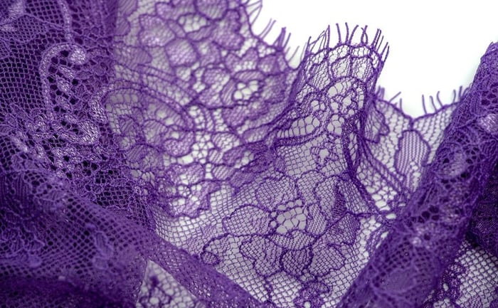 Chantilly Lace เสน่ห์ของผ้าลูกไม้ฝรั่งเศส กับแฟชั่นยุคใหม่