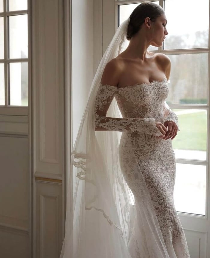 Chantilly Lace เสน่ห์ของผ้าลูกไม้ฝรั่งเศส กับแฟชั่นยุคใหม่