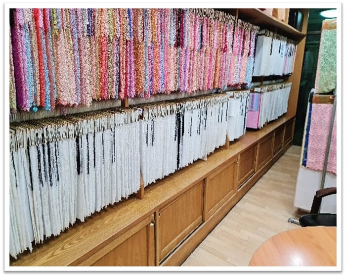 ทดลองจับผ้าและทิ้งตัวก่อนตัดสินใจซื้อ : เพราะลูกไม้ที่ดูสวยบนราว อาจทิ้งตัวไม่สวยเมื่อนำไปตัดเย็บจริง