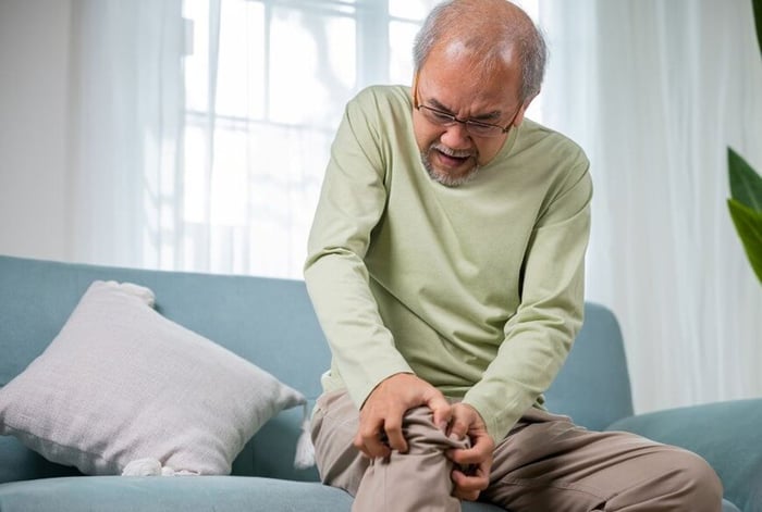 อาการปวดเข่าเรื้อรัง อาจจะทำให้มีอาการเจ็บปวด หรือ ทำให้รู้สึกไม่สบายที่บริเวณเข่า ต่อเนื่องนานเกิน 3 เดือน ซึ่งอาจเป็นสัญญาณของโรค หรือ ความผิดปกติภายในข้อเข่า เช่น: