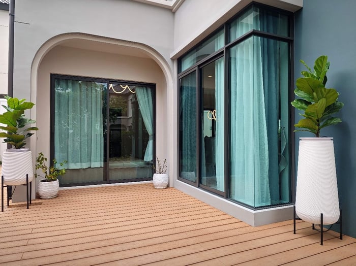 ก้าวแรกที่ออกมานอกบ้าน สิ่งที่สะดุดตาที่สุดคือลานปูนวงกลมลายรัศมี ที่เหมาะสำหรับใช้เป็น “จุดศูนย์กลาง” ของสวน