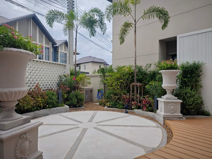 เมื่อพูดถึงการแต่งสวนหน้าบ้าน และบ้านที่น่าอยู่ ไม่ได้มีดีแค่โครงสร้างหรือการออกแบบตกแต่งภายในเพียงเท่านั้น