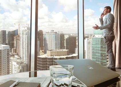 6. ใช้ประโยชน์จากแสงธรรมชาติให้มากที่สุด หนึ่งในองค์ประกอบการออกแบบตกแต่งสำนักงานที่ดีคือ แสงที่เหมาะสม เพราะหากแสงไม่ดี เหล่าเฟอร์นิเจอร์แปลกตา การผสานสีที่ลงตัว และโต๊ะทำงานแสนเก๋จะดูไร้ชีวิตชีวาทันที