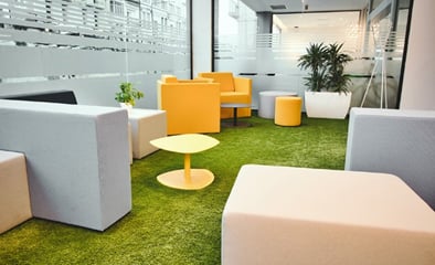 1. จัดพื้นที่สำนักงานให้ดูน่าเข้า เพิ่มโซฟานุ่มสบายเพื่อเปลี่ยนพื้นที่ส่วนกลางให้น่านั่งยิ่งขึ้น ควรตรวจสอบขนาดและสัดส่วนของเฟอร์นิเจอร์สำนักงานให้ละเอียดก่อนซื้อ เพื่อหลีกเลี่ยงความแออัด เลือกโทนสีที่กระตุ้นการแก้ปัญหาและความคิดบวก เช่น สีเทา สีเหลือง