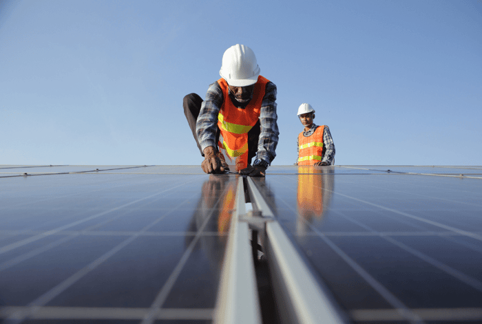 บ้านที่มีการติดตั้งระบบโซลาร์เซลล์ อุปกรณ์นี้จะช่วยสลับแหล่งจ่ายไฟฟ้าระหว่างไฟฟ้าหลักจากการไฟฟ้า พลังงานจาก โซลาร์เซลล์ และพลังงานจากแบตเตอรี่สำรอง ได้อย่างรวดเร็ว