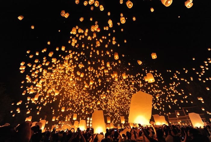 Yi Peng & Loy Krathong Festival (November, typically on the full moon night ofthe 12th lunar month)
