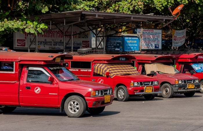 เครดิตรูปภาพ: https://meestyle.co/blog/journey/red-bus-chiang-mai/