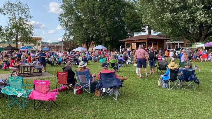 residents of Elizabethton, TN enjoying the weather