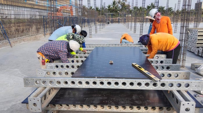 การออกแบบแบบหล่อคอนกรีตด้วย ไม้อัดหนา 15 มม. เป็นทางเลือกที่ประหยัดและได้ผลดี หากเข้าใจหลักการออกแบบที่ถูกต้อง พบว่าสามารถออกแบบแบบหล่อที่ปลอดภัยได้โดยปฏิบัติตามแนวทางเหล่านี้