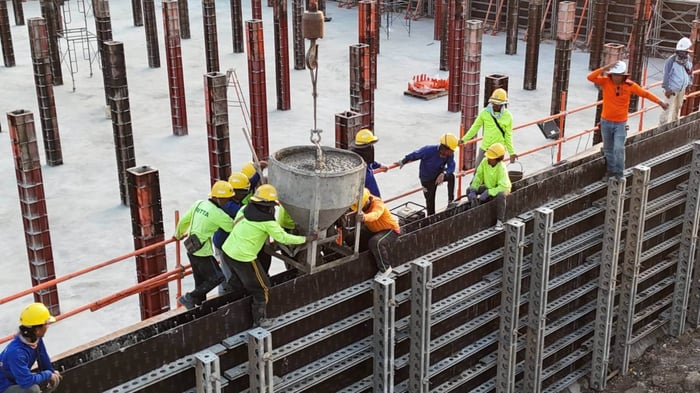 อัตราการเทคอนกรีตและอุณหภูมิเป็นตัวแปรของแรงดันในแบบหล่อ ควรควบคุมการเทไม่เกิน 2 ม./ชม. และดูแลอุณหภูมิให้เหมาะสม