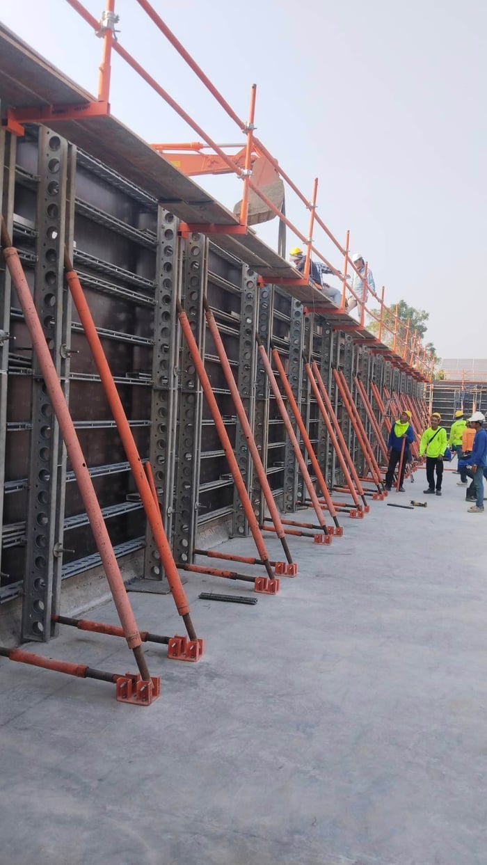 ใช้ Top Beam ขนาด 135x50 มม. ของ SUCOOT รองรับน้ำหนักจากไม้อัด โดยกำหนดระยะสแปน 1.8 ม. ระหว่างคานหลัก (Main Beam) ซึ่งผลการคำนวณยืนยันว่าสามารถรับน้ำหนักได้ปลอดภัย