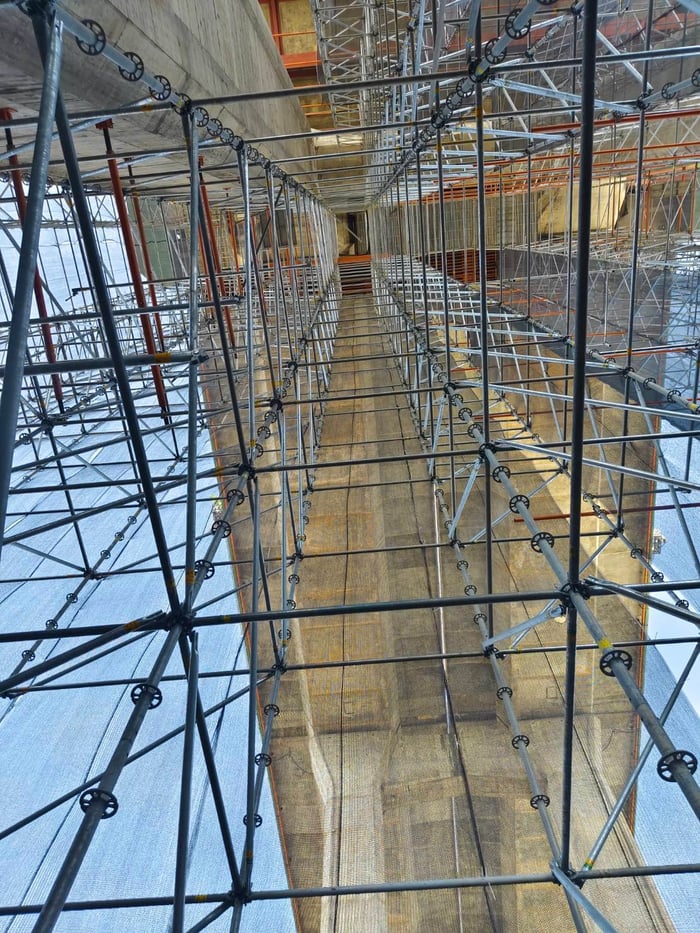 นั่งร้านระบบลิ่มล็อคช่วยเพิ่มความปลอดภัยได้อย่างไร?