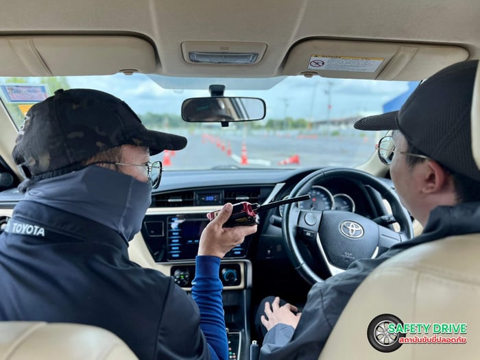 เทคนิคขับรถกลางคืนอย่างปลอดภัย ลดเสี่ยงอุบัติเหตุในช่วงเทศกาล เดินทางไกลมั่นใจกว่าเดิม 🌙🚗