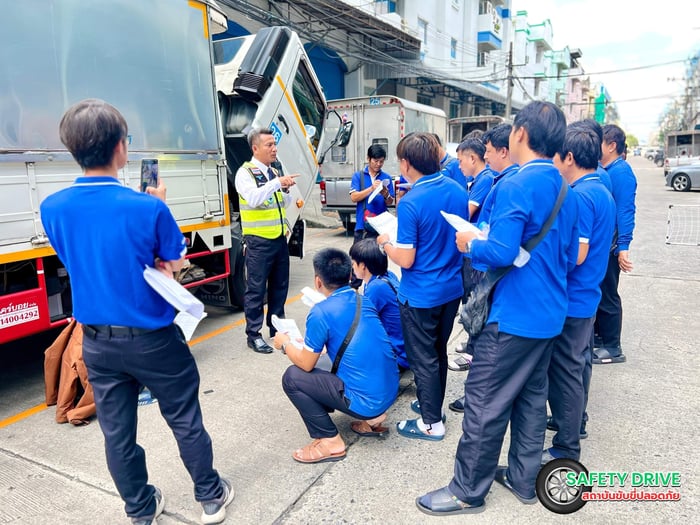 ขับขี่ปลอดภัยเมื่อใกล้รถบรรทุก