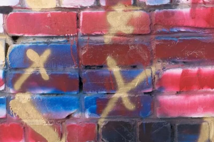 พ่นสีลงบนผนัง