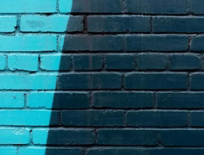 ใช้แผ่นอิฐเทียมต่างสี