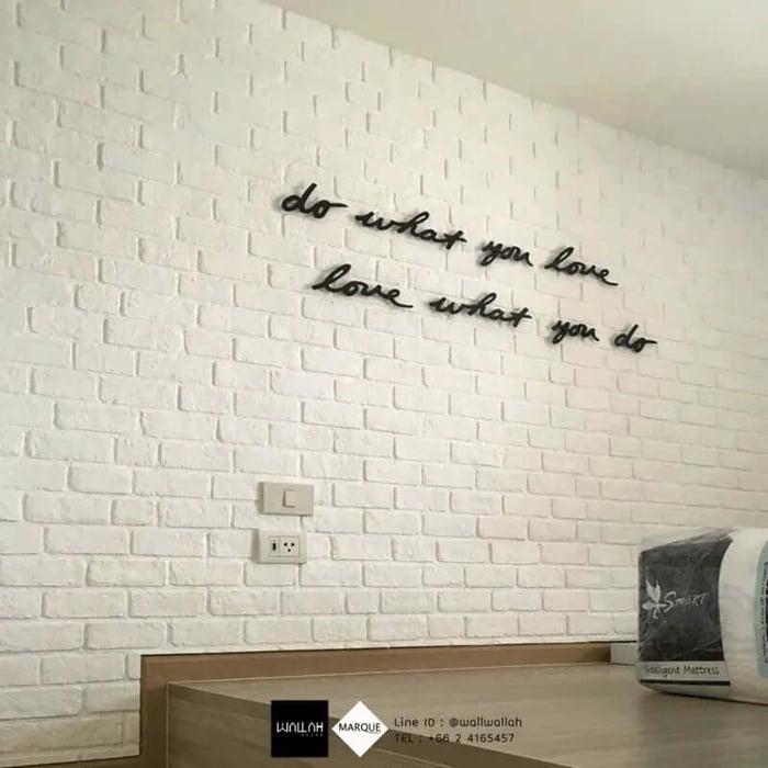 ใช้ผนังอิฐเพิ่มข้อความสร้างแรงบันดาลใจ