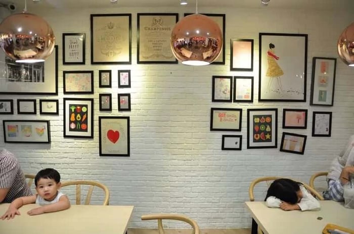 เพิ่มรูปถ่ายลงบนผนังอิฐ