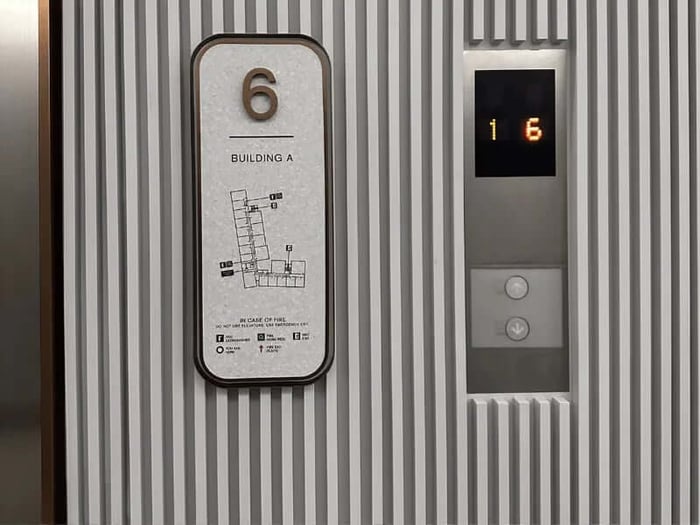 ระแนงไม้เซาะร่องพ่นสี หรือเคลือบฟิล์ม