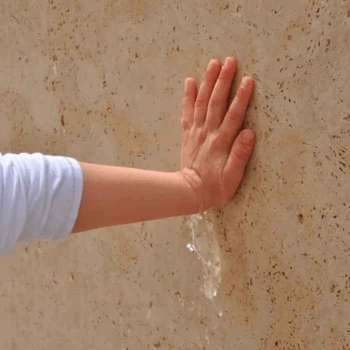 จุดที่มีน้ำ ไม่มีจุดรั่ว ไม่มีการฝังของท่อใดๆ แต่มันขึ้นรา ได้