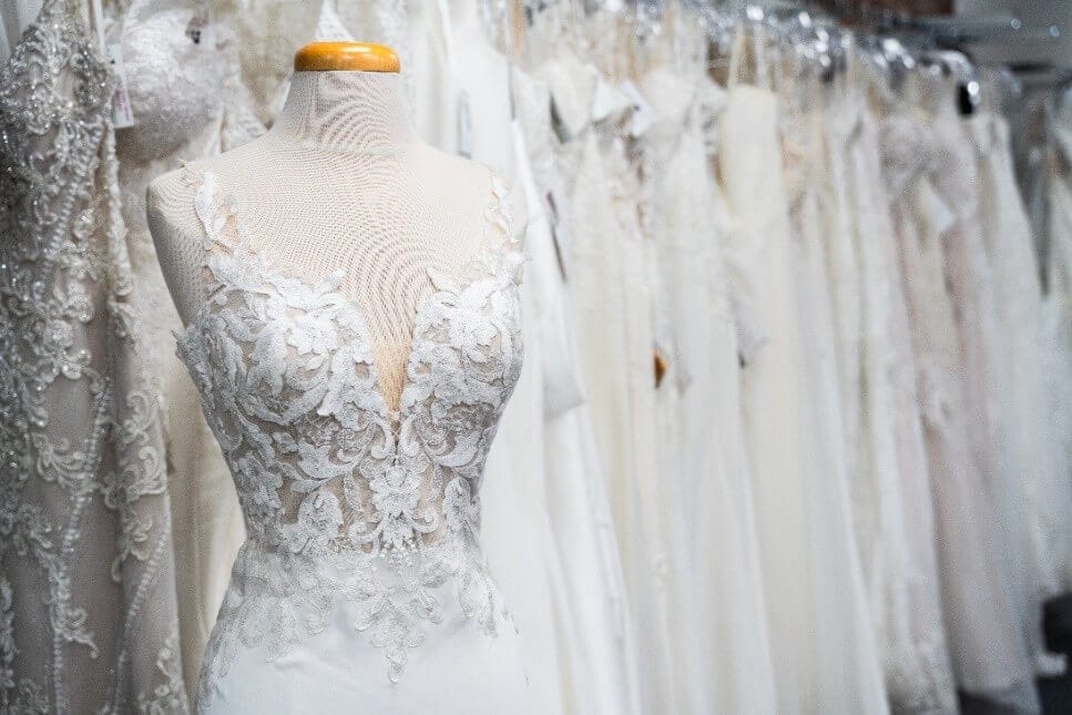 Chantilly Lace เสน่ห์ของผ้าลูกไม้ฝรั่งเศส กับแฟชั่นยุคใหม่