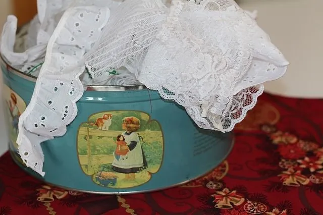 Edging lace คือขอบลูกไม้ใช้ตกเเต่งขอบเสื้อผ้า เช่น ขอบลูกไม้ฝรั่งเศสจะมีร่องไว้สำหรับเย็บต่อกับตัวผ้า