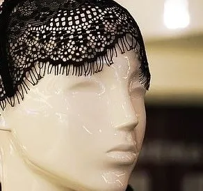 Chantilly Lace มีการออกแบบลูกไม้ที่ละเอียดอ่อน ลูกไม้เย็บบนเส้นตาข่าย แต่เดิมสีของเส้นไหมที่ใช้ส่วนใหญ่เป็นสีดำ แต่ลูกไม้แชนทิลลีสมัยใหม่มีหลายสีให้เลือก